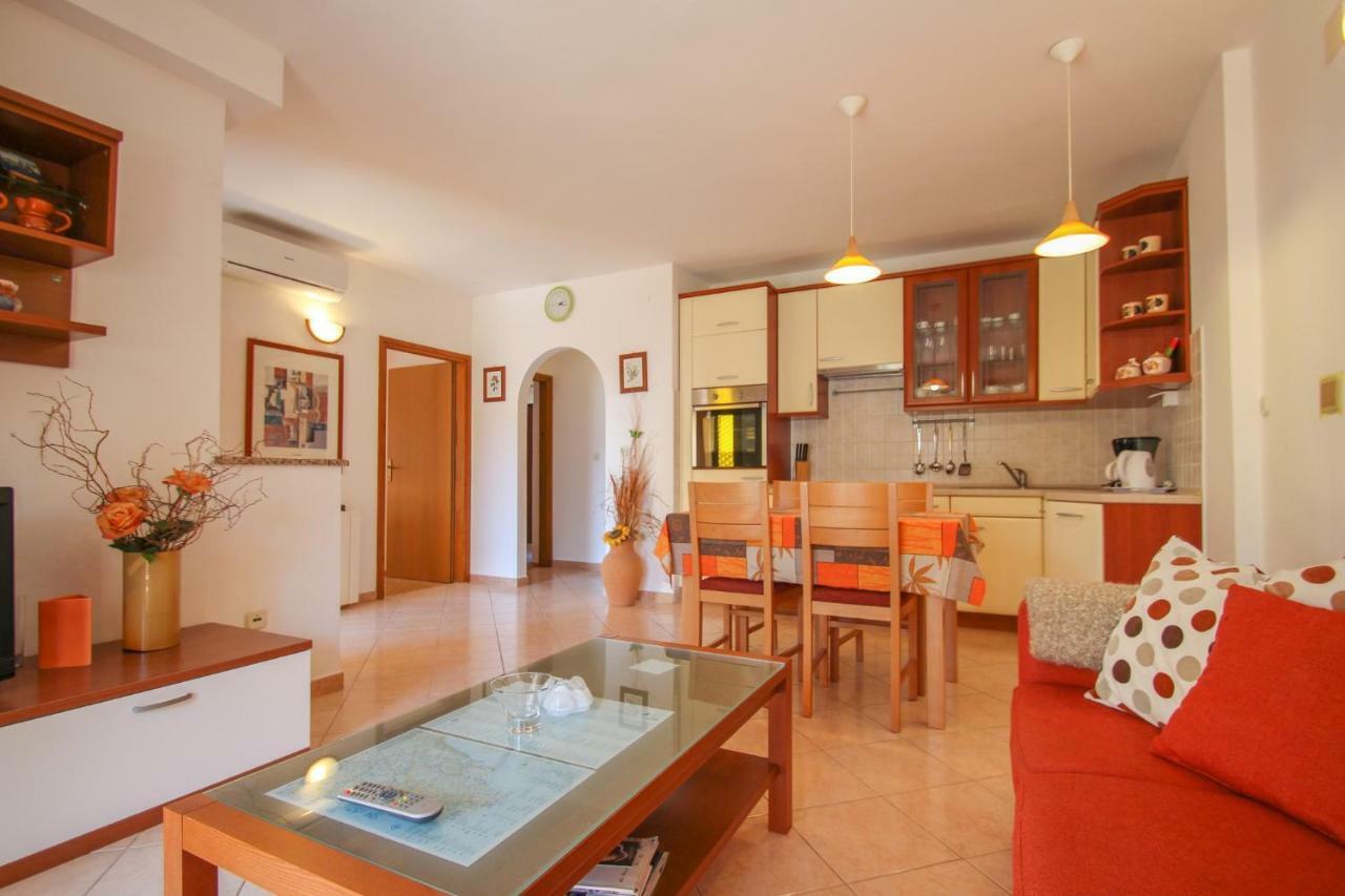 Appartement Alenka Orange à Novigrad Istria Extérieur photo