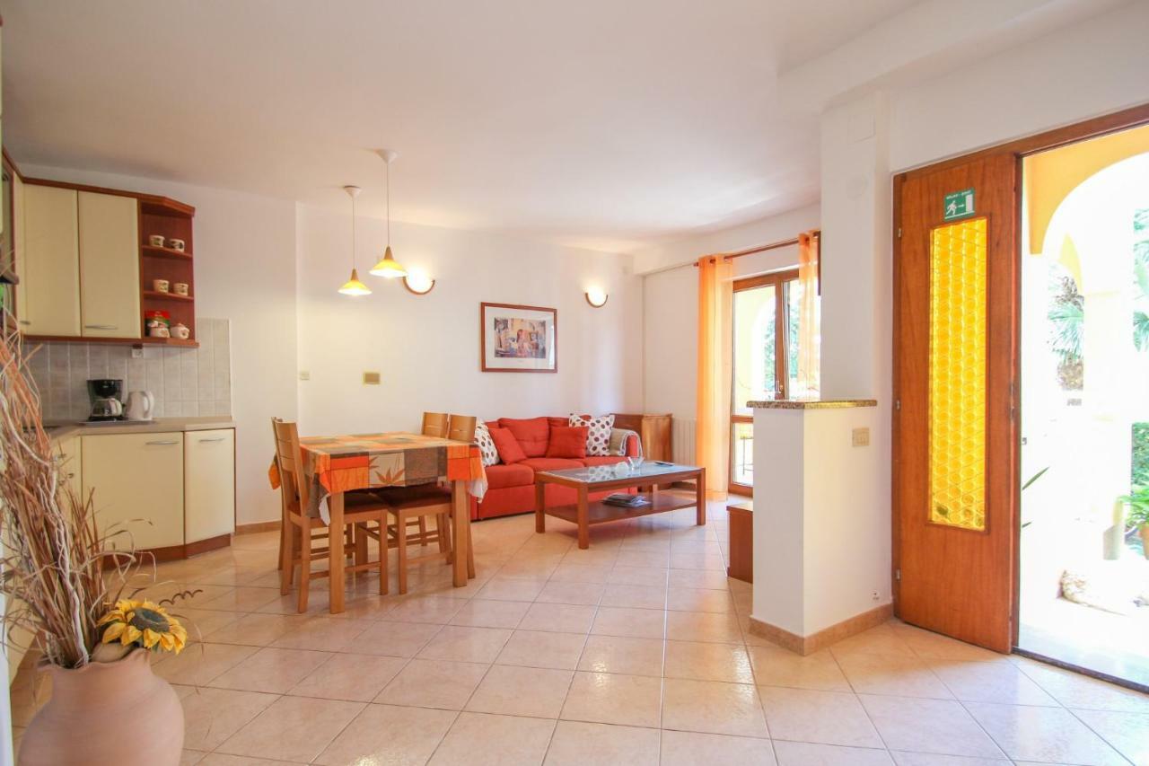Appartement Alenka Orange à Novigrad Istria Extérieur photo